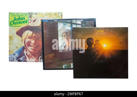 John Denver Aerie, John Denver Take Me to Tomorrow et The Best of John Denver album vinyle LP Cover isolé sur fond blanc - 1972 Banque D'Images