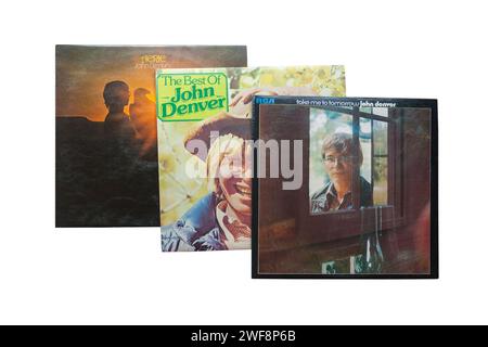 John Denver Take Me to Tomorrow, John Denver Aerie et le Best of John Denver album vinyle LP Cover isolé sur fond blanc - 1972 Banque D'Images