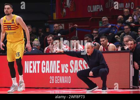 Milan, Italie. 26 janvier 2024. Italie, Milan, janvier 26 2024 : Ettore Messina (entraîneur principal d'Armani) donne des conseils au 4e quart-temps lors du match de basket EA7 Emporio Armani Milan vs FC Barcelone, Euroleague 2023-24 tour 23 (photo de Fabrizio Andrea Bertani/Pacific Press/Sipa USA) crédit : SIPA USA/Alamy Live News Banque D'Images