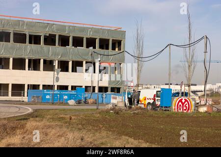 Mayence, Allemagne. 29 janvier 2024. Un campus de biotechnologie est en cours de construction entre l'Université des sciences appliquées de Mainz et l'Arena de Mainz 05. Le parc scientifique néerlandais et opérateur de réseau Kadans Science Partner investit un montant élevé de millions d'euros dans de nouveaux laboratoires et bureaux à Mayence. Crédit : Helmut Fricke/dpa/Alamy Live News Banque D'Images