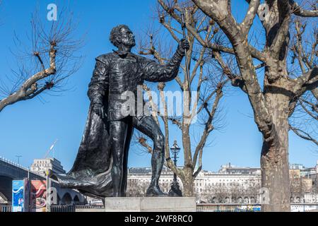 Statue de Laurence Olivier devant le National Theatre, South Bank, Londres, Angleterre, Royaume-Uni. Sculpture du célèbre acteur par la sculptrice Angela Conner Banque D'Images