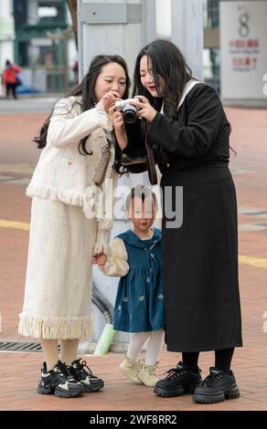 26 janvier 2024, Hong Kong, Hong Kong SAR, Chine : les touristes chinois retournent à la ville Central Harbourfront, Hong Kong. (Image de crédit : © Jayne Russell/ZUMA Press Wire) USAGE ÉDITORIAL SEULEMENT! Non destiné à UN USAGE commercial ! Banque D'Images