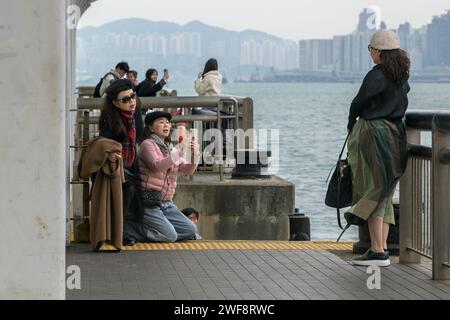 26 janvier 2024, Hong Kong, Hong Kong SAR, Chine : les touristes chinois retournent à la ville Central Harbourfront, Hong Kong. (Image de crédit : © Jayne Russell/ZUMA Press Wire) USAGE ÉDITORIAL SEULEMENT! Non destiné à UN USAGE commercial ! Banque D'Images