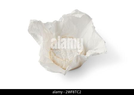 Une tête de camembert dans un emballage en papier non emballé isolé sur fond blanc Banque D'Images