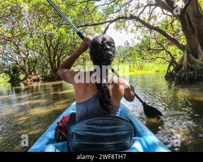 Kayak sur le Rio Istian, île d'Ometepe, Nicaragua Banque D'Images