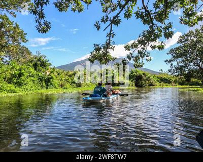 Kayak sur le Rio Istian, île d'Ometepe, Nicaragua Banque D'Images