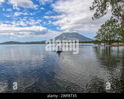 Kayak sous le volcan Concepcion sur le lac Nicaragua, île d'Ometepe, Nicaragua Banque D'Images