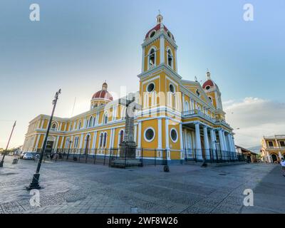 La belle cathédrale néoclassique de Grenade (notre-Dame de l'Assomption), Grenade, Nicaragua Banque D'Images