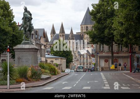 Caen, France - juillet 21 2017 : statue en bronze de Bertrand du Guesclin située place Saint-Martin avec derrière, l'Abbaye aux hommes. Banque D'Images