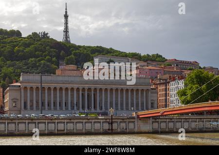 Lyon, France - juin 10 2018 : vue de la passerelle du palais de justice enjambant le Saône près du palais de justice (Palais de Banque D'Images