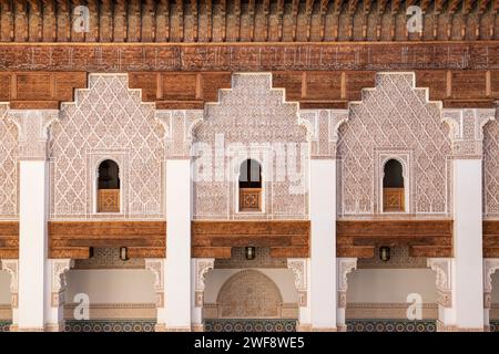 Maroc Marrakech Médina de Marrakech vue de la Médersa Madrassa Ali Ben Youssef - Architecture islamique marocaine ornée stuc plâtre Banque D'Images