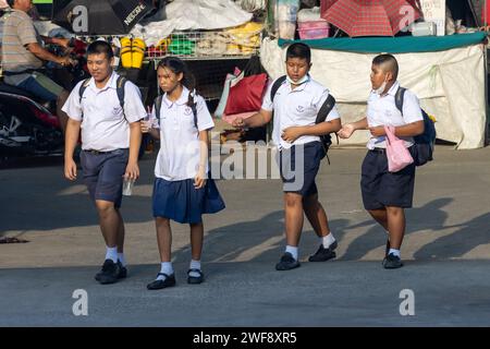 SAMUT PRAKAN, THAÏLANDE, décembre 07 2023, des enfants en uniforme scolaire marchent dans la rue Banque D'Images