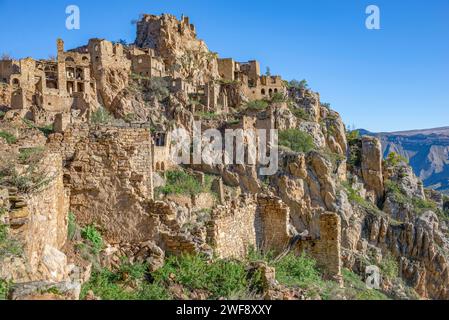 Les ruines du village de montagne abandonné de Gamsutl. Daghestan, Russie Banque D'Images