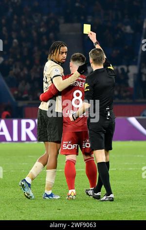 Paris, France. 29 janvier 2024. Julien Mattia/le Pictorium - PSG - Brest - 29/01/2024 - France/Ile-de-France (région)/Paris - Bradley Barcola reçoit le carton jaune de l'arbitre Clement Turpin lors du 19e Journee de ligue 1 Ubéreats, entre le PSG et Brest au Parc des Princes, le 28 janvier 2024 crédit : LE PICTORIUM/Alamy Live News Banque D'Images