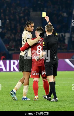 © Julien Mattia/le Pictorium/MAXPPP - Paris 28/01/2024 Julien Mattia/le Pictorium - 28/01/2024 - France/Ile-de-France/Paris - Bradley Barcola prend un carton jaune de la part de l'arbitre Clement Turpin lors de la 19e Journee de ligue 1 Ubereats, entre le PSG et Brest au Parc des Princes, le 28 janvier 2024 - valeurs actuelles Out, no jdd, jdd Out, RUSSIA OUT, NO RUSSIA #norussia/28/01/2024 - France/Ile-de-France (région)/Paris - Bradley Barcola reçoit le carton jaune de l'arbitre Clement Turpin lors du 19e Journee de ligue 1 Ubereats, entre le PSG et Brest au par Banque D'Images