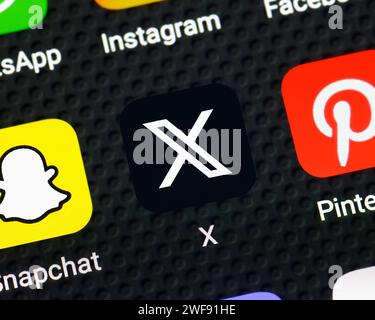 X Twitter App sur un smartphone. Gros plan Banque D'Images