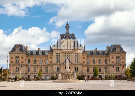 Evreux, France - octobre 18 2021 : la fontaine monumentale d'Évreux ou fontaine de la mairie, est une fontaine datant de 1882, ornée d'une marbronne Banque D'Images