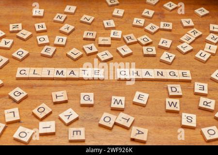 carreaux de lettre de changement climatique disposés sur fond de planche de bois Banque D'Images