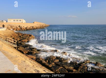 Plage Playa de la Costilla dans la ville de Rota, Cadix, par une journée ensoleillée Banque D'Images