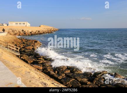 Plage Playa de la Costilla dans la ville de Rota, Cadix, par une journée ensoleillée Banque D'Images