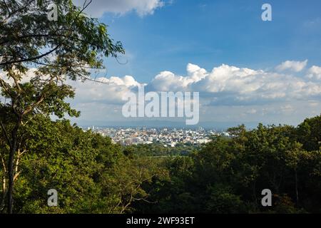 Cette photo capture une vue panoramique sur le paysage urbain de Chiang Mai vu d'un point de vue lointain. Banque D'Images