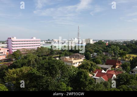 Cette photo capture une vue panoramique d'une ville, mettant en valeur le centre-ville animé et son horizon impressionnant vu d'un point culminant. Banque D'Images