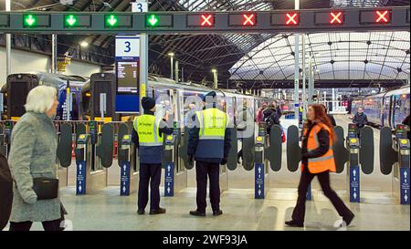 Glasgow, Écosse, Royaume-Uni. 29 janvier 2024. UK Météo : journée chaude a vu les habitants dans la station de queen Street. Crédit Gerard Ferry/Alamy Live News Banque D'Images