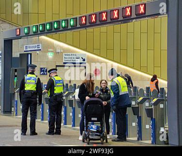 Glasgow, Écosse, Royaume-Uni. 29 janvier 2024. UK Météo : journée chaude a vu les habitants dans la station de queen Street. Crédit Gerard Ferry/Alamy Live News Banque D'Images