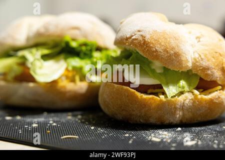 Sandwich au poisson avec laitue et œuf sur pain. mise au point sélective, gros plan. Banque D'Images