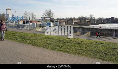 DAS 2011 eingeweihte Wasserkraftwerk links am Weserufer im Bremer Stadtteil Hemelingen, Ortsteil Hastedt. Die überwiegend unterirdische Zehn-Megawatt-Anlage wurde neben dem Weserwehr rechts errichtet. Von 1911 bis 1987 hatte hier ein Acht-Megawatt-Wasserkraftwerk gestanden, gekoppelt mit einem Weserwehr. Nach dem Abriss der gesamte Anlage wurde das Wehr Bald durch einen Neubau ersetzt, das Kraftwerk aber erst nach jahrzehntelangem Hin und her. Einen Bieterwettbewerb der Bremer Umweltbehörde für den Kraftwerksbau gewann 2002 ein Firmenkonsortium aus dem Greenpeace-Ableger Planet ENERGY und der Banque D'Images