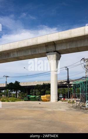 Cette photo montre une vue d'un passage supérieur depuis un parking en milieu urbain. Banque D'Images