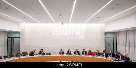 LA HAYE - Eric van der Burg (asile et migration), secrétaire d'État sortant, dans la salle Groen van Prinsterer de la Chambre des représentants, avant une consultation avec la Commission Justice et sécurité où il défend ses plans présentés le jour du budget. ANP ROBIN UTRECHT netherlands Out - belgique Out Banque D'Images