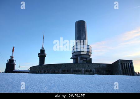 Une tour au sommet de Feldberg dans les montagnes Taunus par un jour d'hiver ensoleillé Banque D'Images