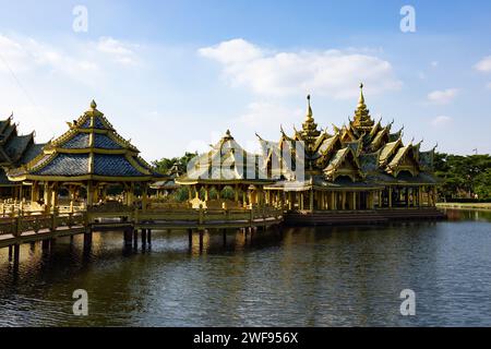 Cette photographie aérienne montre une vaste étendue d'eau encapsulée par une multitude de temples. Banque D'Images