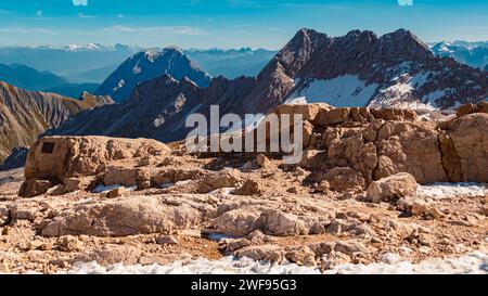 Vue estivale alpine au glacier Schneeferner, Zugspitzplatt, Mont Zugspitze, Top of Germany, Garmisch-Partenkirchen, Bavière, Allemagne Zugspitze AX 157 Banque D'Images