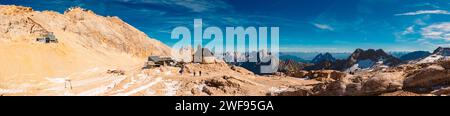 Panorama d'été alpin cousu haute résolution avec une chapelle au glacier Schneeferner, Mont Zugspitze, Garmisch-Partenkirchen, Bavière, Allemagne Zugsp Banque D'Images