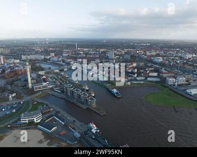 Bremerhaven, Brême, Allemagne, 29 décembre 2023 : Port industriel de Bremerhaven, ville au bord de la mer du Nord. Banque D'Images