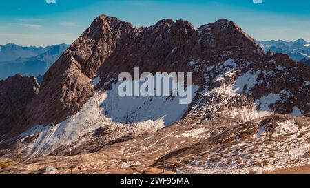 Vue estivale alpine au glacier Schneeferner, Zugspitzplatt, Mont Zugspitze, Top of Germany, Garmisch-Partenkirchen, Bavière, Allemagne Zugspitze AX 185 Banque D'Images