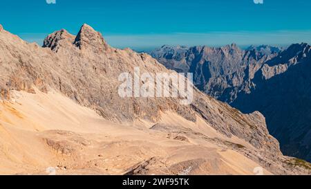 Vue estivale alpine au glacier Schneeferner, Zugspitzplatt, Mont Zugspitze, Top of Germany, Garmisch-Partenkirchen, Bavière, Allemagne Zugspitze AX 204 Banque D'Images