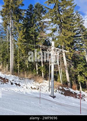 Remontées mécaniques vintage sur la station de ski avec neige Banque D'Images