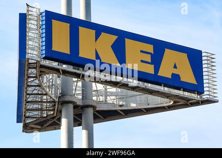 Die Ikea filiale à Siegen, Turm mit logo. IKEA Am 29.01.2024 à Siegen/Deutschland. *** Le magasin Ikea à Siegen, tour avec logo Ikea sur 29 01 2024 à Siegen Allemagne Banque D'Images