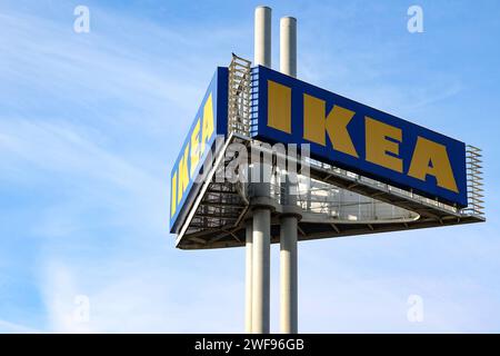 Die Ikea filiale à Siegen, Turm mit logo. IKEA Am 29.01.2024 à Siegen/Deutschland. *** Le magasin Ikea à Siegen, tour avec logo Ikea sur 29 01 2024 à Siegen Allemagne Banque D'Images