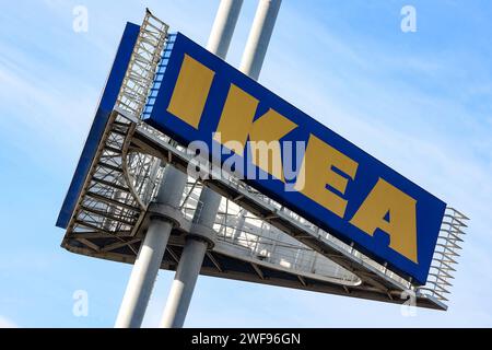 Die Ikea filiale à Siegen, Turm mit logo. IKEA Am 29.01.2024 à Siegen/Deutschland. *** Le magasin Ikea à Siegen, tour avec logo Ikea sur 29 01 2024 à Siegen Allemagne Banque D'Images