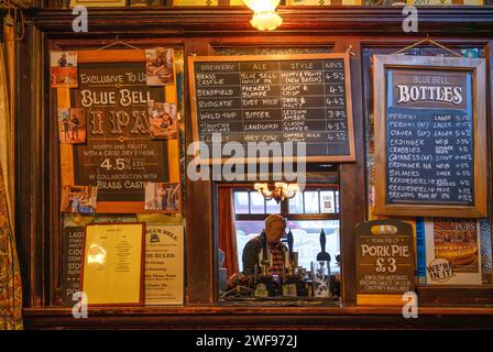 L'intérieur du Blue Bell Inn sur Fossgate, un vieux pub traditionnel dans le centre de York, Angleterre, Royaume-Uni Banque D'Images