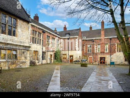 Les bâtiments médiévaux de King's Manor à l'Université de York, York, Angleterre, Royaume-Uni. Les bâtiments abritent les départements d'Archéologie, Stu médiéval Banque D'Images