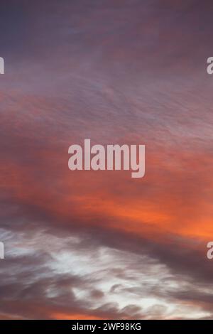 Un superbe nuage rose, orange et violet au lever du soleil. Fond de ciel de coucher de soleil Banque D'Images