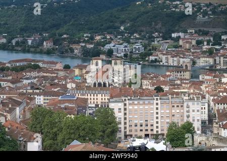 Une vue aérienne de la ville pittoresque de Vienne, France sous un ciel ensoleillé Banque D'Images