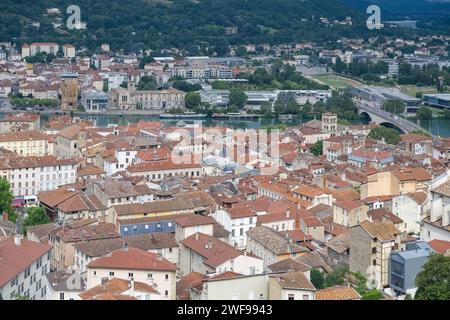 Une vue aérienne de la ville pittoresque de Vienne, France sous un ciel ensoleillé Banque D'Images