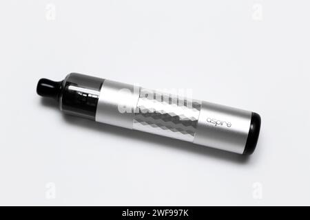 Ukraine, Odesa - janvier 4 2024 : Vaping device, vape Aspire Flexus Stik Pod Kit couleur argent sur fond blanc, vue de dessus. Banque D'Images