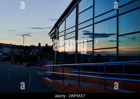 Reflets du lever du soleil au Newbiggin Maritime Centre Banque D'Images
